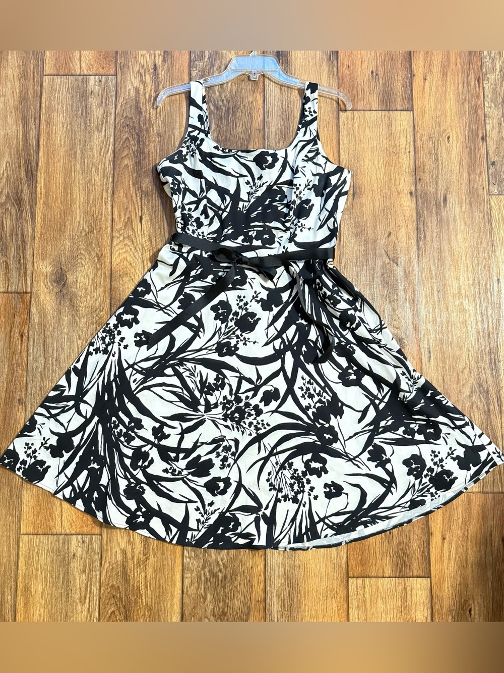 Black & White Floral Sleeveless Fit-and-Flare Dress with Waist Tie - size:13/14